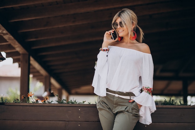 Modne bluzki wieczorowe które podkreślą styl i elegancję