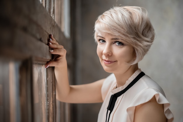 Modne krótkie fryzury dla 50latki które odmładzają