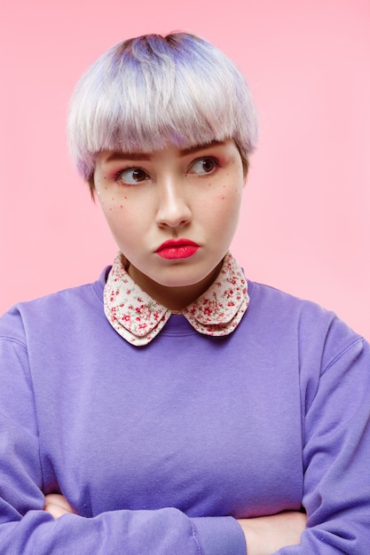 Modne fryzury z grzywką które odmienią twój look