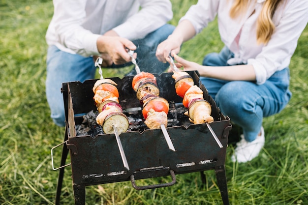 Grill węglowy idealny na letnie spotkania i smaki