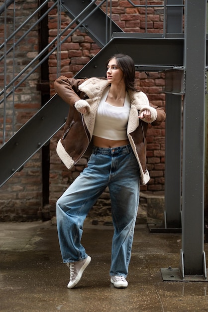 Jeansy wide leg stylizacje sezonu 2024 które zaskakują