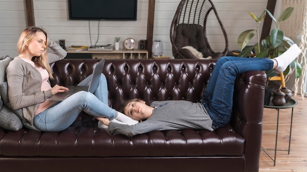 Sofa do poczekalni – praktyczne i wygodne rozwiązania