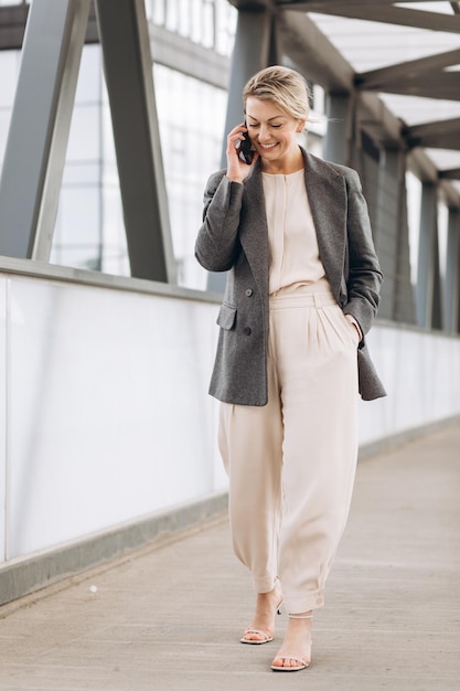 Eleganckie stylizacje z szerokimi spodniami na co dzień