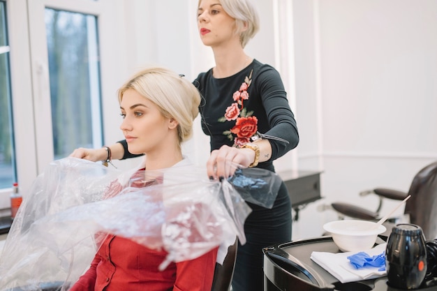 Modne firany do salonu które odmienią wnętrze szybko