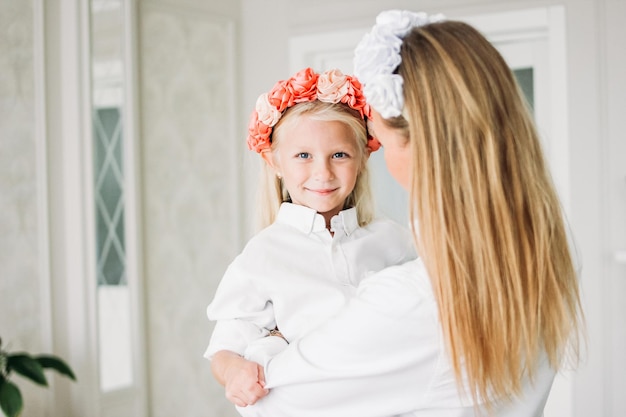 Mama na komunii stylizacje proste i eleganckie na każdą okazję