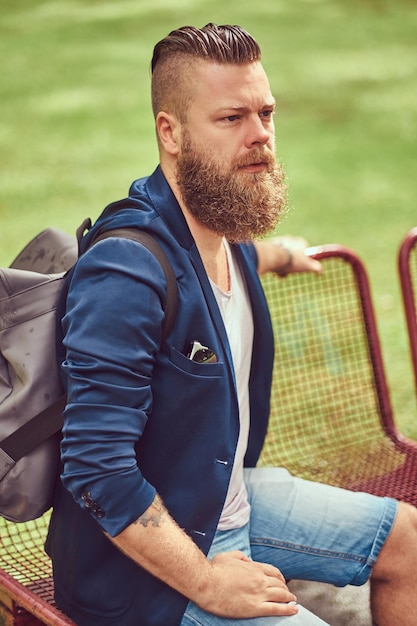 Modne fryzury męskie po 40 z praktycznym stylem