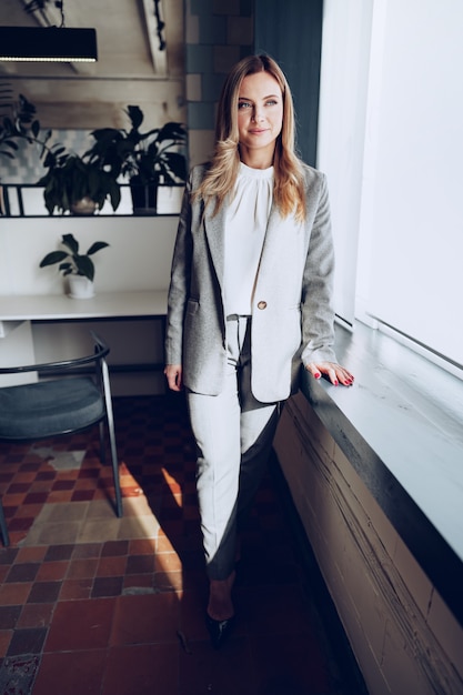 Stylizacje do biura które łączą wygodę i elegancję