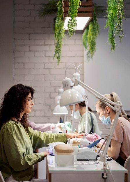 Stolik do manicure praktyczny i stylowy dla profesjonalistów