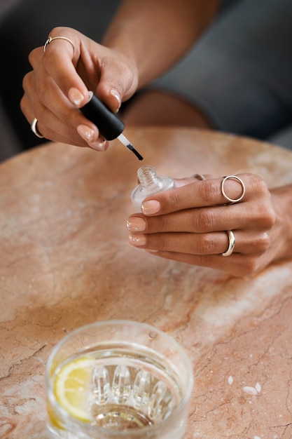 Tytanowy manicure trwały i naturalny efekt profesjonalny