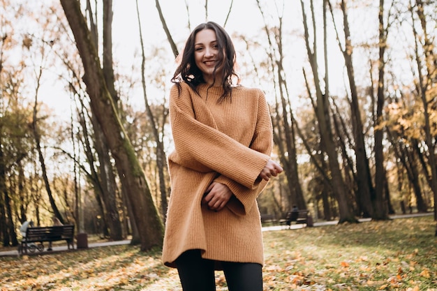 Stylizacje jesienne które odmienią twój look teraz