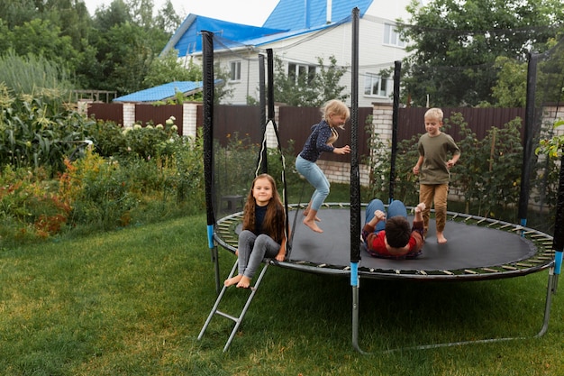 Trampoliny ogrodowe sprawdzone i bezpieczne dla dzieci