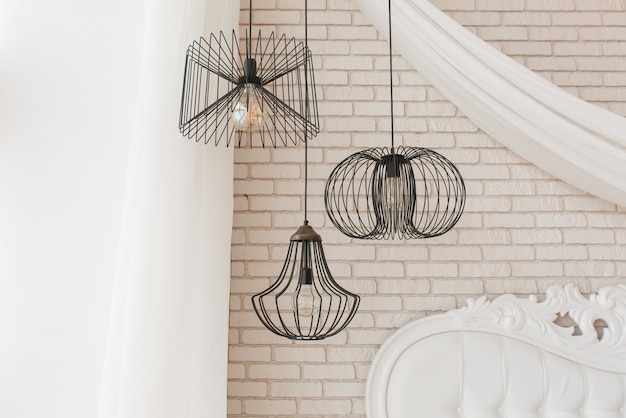 Lampa wisząca do salonu – stylowe oświetlenie wnętrza