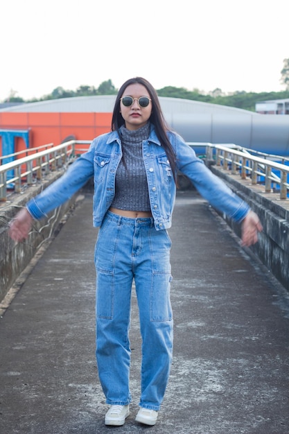Szerokie jeansy stylizacje które odmienią twój look